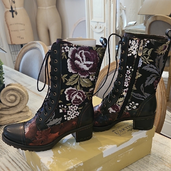L'Artiste Floral Lace-Up Boots - Black and Red - Picture 4 of 7
